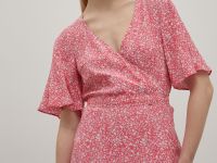 Платье с v-образным вырезом