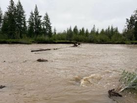 В Эвено-Бытантайском районе Якутии закрыт участок дороги из-за дождевого паводка