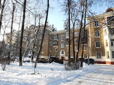 Жилой дом, 1953 г., архитектор Л.П. Гулецкая. Здесь жили ученые, конструкторы, инженеры и рабочие РКК «Энергия»: В.П. Беляков, И.Е. Юрасов, С.О. Охапкин, А.И. Осташов, А.П. Абрамов, С.Д. Гришин и другие. Дом построен по инициативе и на личные средства выд