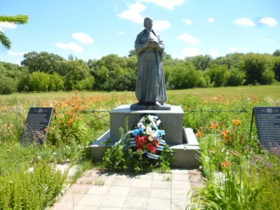 Братская могила советских воинов