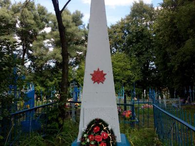 Братская могила, в которой похоронены Т.Н.Шеметов, убитый кулаками в 1929 году, и советские воины и партизаны, погибшие в 1941-1943 гг. в боях с немецко-фашистскими захватчиками