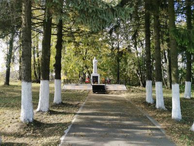 Братская могила советских воинов