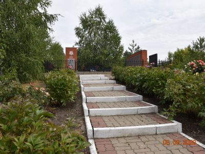 Братская могила советских воинов, погибших в боях с фашистскими захватчиками в 1943 году. Захоронено 8 человек, имена установлены