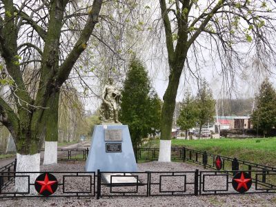 Братская могила с захоронением воинов, погибших в период Великой Отечественной войны 1941-1945 гг.