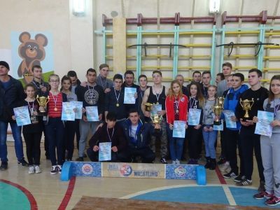 Сто крымских школьников мерились силами в мас-рестлинге