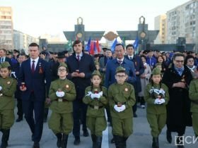 Якутяне выложили свечами надпись «Победа 80» на площади Победы