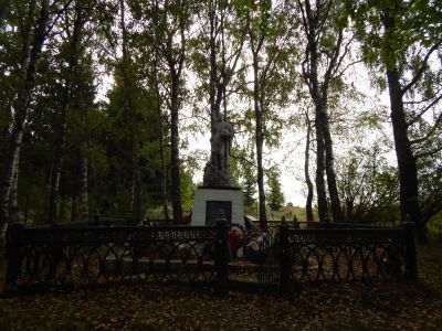 Братская могила 650 воинов Советской Армии, погибших в 1941-1943 гг. в боях с немецко-фашистскими захватчиками. Установлена скульптура