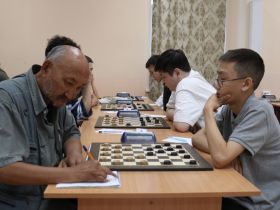 Чемпионы мира участвуют в чемпионате Якутии по русским шашкам