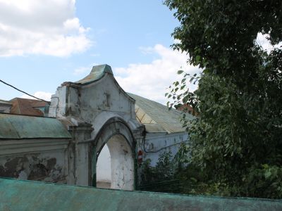 Кирпичная ограда с надвратной церковью Тихона Амафунтского