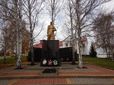 Братская могила советских воинов, погибших в боях с фашистскими захватчиками в 1943 году. Захоронено 12 человек, имена 8 человек установлены. Скульптура: советский воин с автоматом