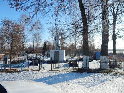 Братская могила воинов Советской Армии, погибших в феврале 1943 года. Захаронено и установлено фамилий на 18 человек. Скульптура установлена в 1952 году