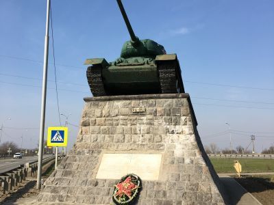 Танк Т-34, установленный в честь воинов-танкистов, принимавших участие в освобождении Кубани от фашистских захватчиков