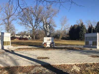 Братская могила воинов Советской Армии, погибших в феврале 1943 года. Захоронено 222 человека, установлено фамилий на 98 человек. Скульптура установлена в 1973 году