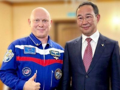 Космонавт Олег Артемьев передал Айсену Николаеву телеграммы от якутян, адресованные Юрию Гагарину