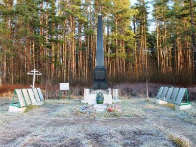 Воинское кладбище, где похоронены воины Советской Армии, погибшие в боях за освобождение Полавского района в период Великой Отечественной войны 1941-1945 гг.