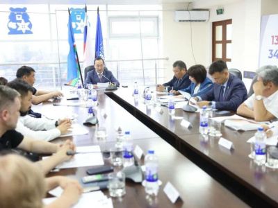 Айсен Николаев провел заседание президиума политсовета реготделения «Единой России»