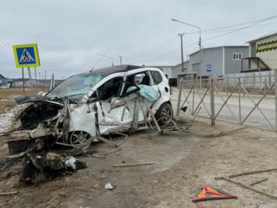 В Якутске автомобиль наехал на ограждение. Есть погибший