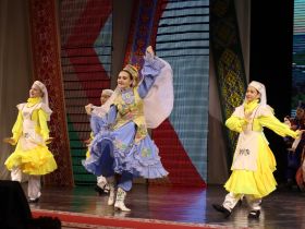 В День народного единства в Якутске юным якутянам вручили первые паспорта