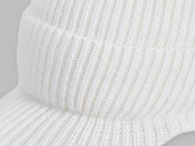 Вязаная шапка с козырьком из шерсти