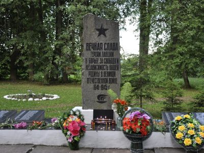 Братская могила воинов Советской Армии, погибших в 1944 г.