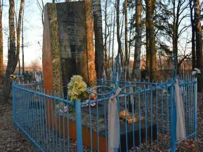 Братская могила советских воинов, погибших в боях с немецко-фашистскими захватчиками