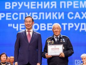 Айсен Николаев наградил 50 якутян премией «Человек труда»