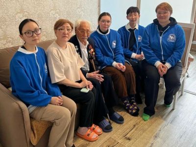 В Якутске волонтеры Победы навестили ветерана Великой Отечественной войны