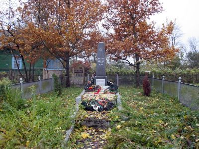 Братское захоронение советских воинов, погибших в 1941-44 гг.