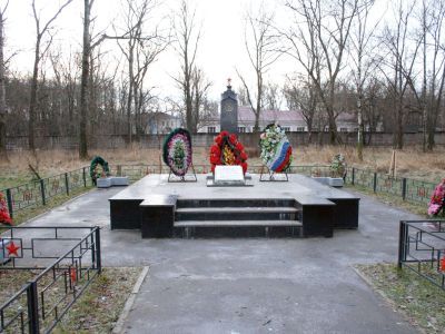 Братская могила летчиков, погибших в период Финской войны (1939-1940 гг.), здесь же захоронены Герои Советского Союза Пасечник Артем Спиридонович (1913 - 1940 гг.) и Тюрин Михаил Петрович (1918 - 1940 гг.)