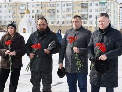 В память о жертвах трагедии на площади Победы в Якутске общественники возложили цветы