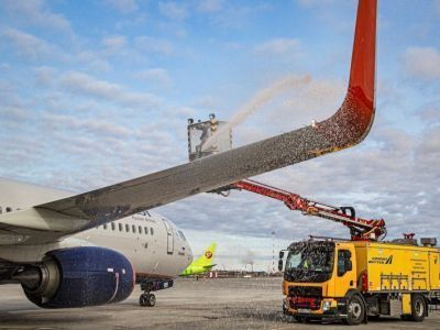 Аэропорт «Якутск» приобрел новую противообледенительную машину – деайсер