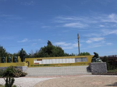 Мемориал на братской могиле, воинам, погибшим в годы Великой Отечественной войны (200 человек)