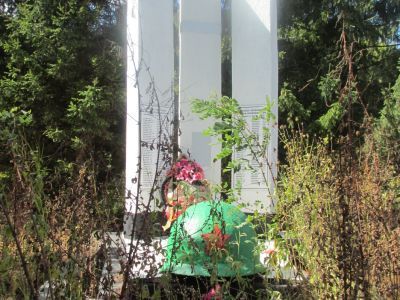 Братская могила павших в боях партизан и расстрелянных советских граждан в 1941-1943 годах немецко-фашистскими захватчиками. У могилы установлен обелиск