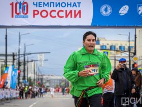Сотни якутян в национальной одежде пробежали на марафоне Олонхо