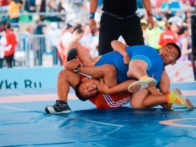 Определены первые финалисты по вольной борьбе на Играх народов Якутии в Амге