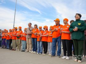 В Якутске из свечей выложили композицию «Родина-мать зовёт»