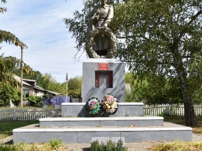 Братская могила советских воинов, погибших в боях с фашистскими захватчиками в 1943 году. Захоронено 3 человека, имена установлены. Скульптура советского воина