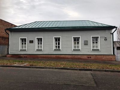 Здание начального женского училища, где работала учительницей В.П.Ушакова (Прушакевич), у которой в 1878-1879 гг. занимался Ленин Владимир Ильич перед поступлением в гимназию