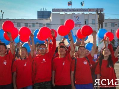 Студенты спели гимн России на центральной площади республики