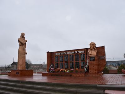 Бюст Героя Советского Союза Поданева Е.Ф. и памятник воинам-землякам, погибшим в годы великой Отечественной войны