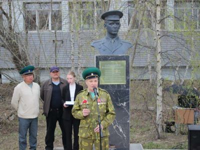 У памятника Владимиру Калашникову в Якутске почтили память воинов-пограничников