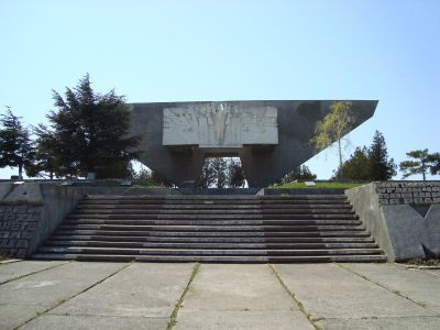 Братская могила советских воинов, погибших в боях в 1944 году и могила Героя Советского Союза А.А.Бурнашова