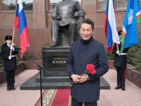 Депутаты Якутской городской Думы возложили цветы к памятникам выдающихся деятелей