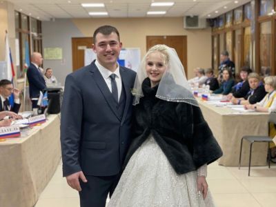 Молодожены в Мирнинском районе сразу после бракосочетания проголосовали на выборах президента РФ