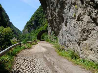 Два металлических лома, оставленных строителями Краснополянского шоссе в районе ущелья Ахцу
