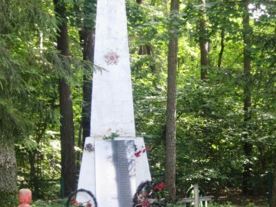 Братская могила 78 партизан и командира партизанской бригады им. Ворошилова Гудзенко Иллариона Антоновича, погибших в 1941-1943 гг. в боях с немецко-фашистскими захватчиками