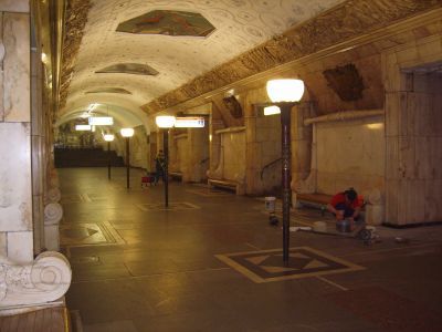 Перронный зал, архитекторы Быкова Н.А., Таранов М.Г., скульпторы Зеленский А.Е., Рабинович С.М., Томский Н.В., Штамм  Н.М., художники Дейнека А.А., Фролов В.А.