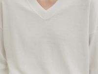 Джемпер свободного силуэта со спущенным плечом