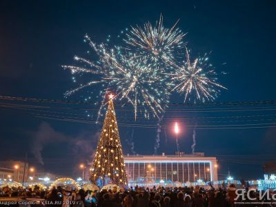 ФОТОФАКТ. Ёлка и салют на площади Ленина в Якутске