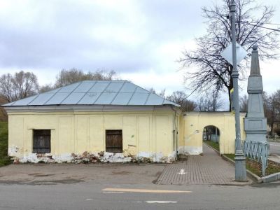 Западный павильон с проходной аркой и колонной